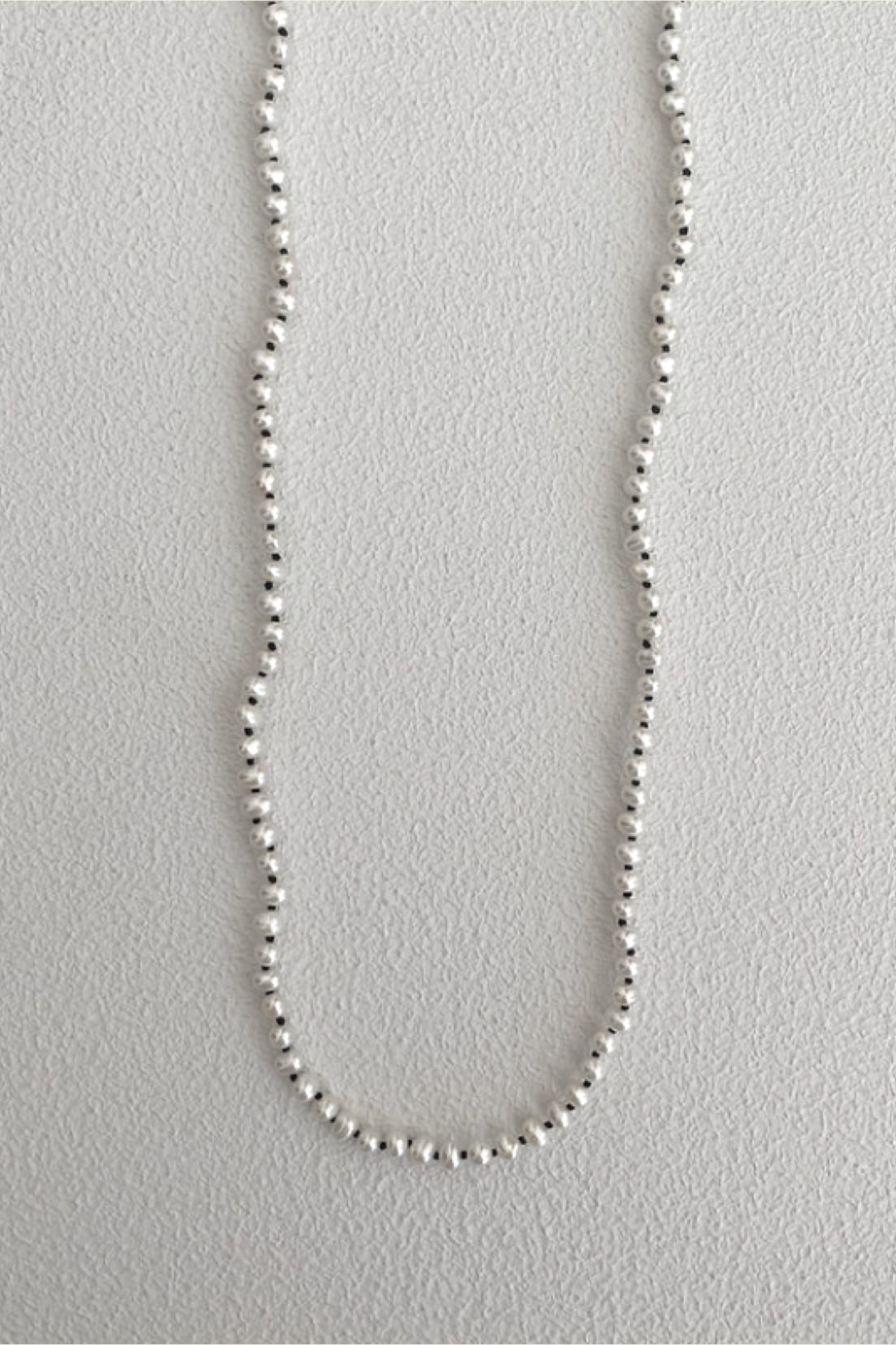 Collier de perles avec fil noir |
